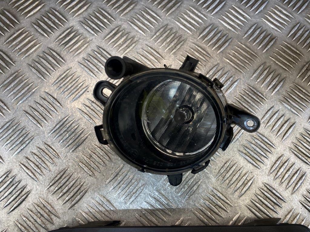 12-18 VAUXHALL ASTRA GTC DRIVER SIDE FRONT BUMPER FOG LIGHT/TRIM COVER 13281271 - Thumbnail 4