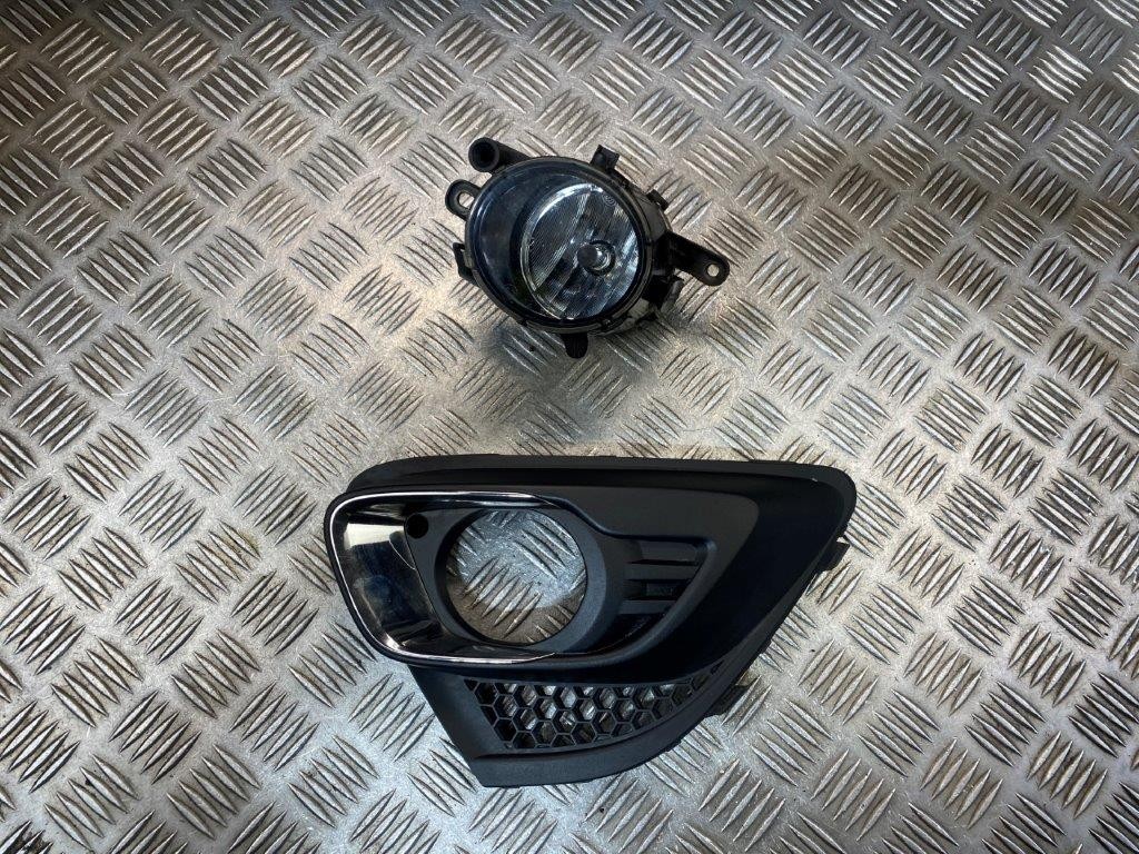 12-18 VAUXHALL ASTRA GTC DRIVER SIDE FRONT BUMPER FOG LIGHT/TRIM COVER 13281271 - Thumbnail 2