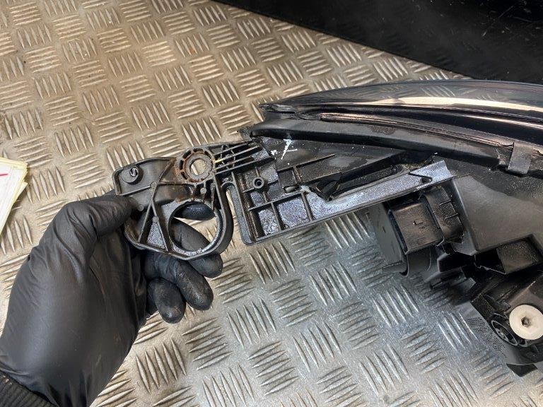 17-19 PEUGEOT 308 MK2 N/S PASSENGER NEAR SIDE HEADLIGHT (BROKEN LUGS) - Thumbnail 7