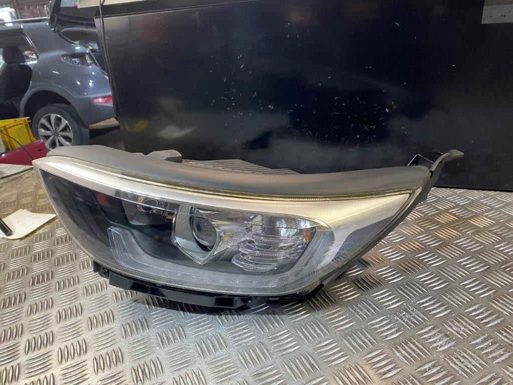 17-24 KIA STONIC N/S PASSENGER NEAR SIDE LED HEADLIGHT (BROKEN LUGS) - Thumbnail 4