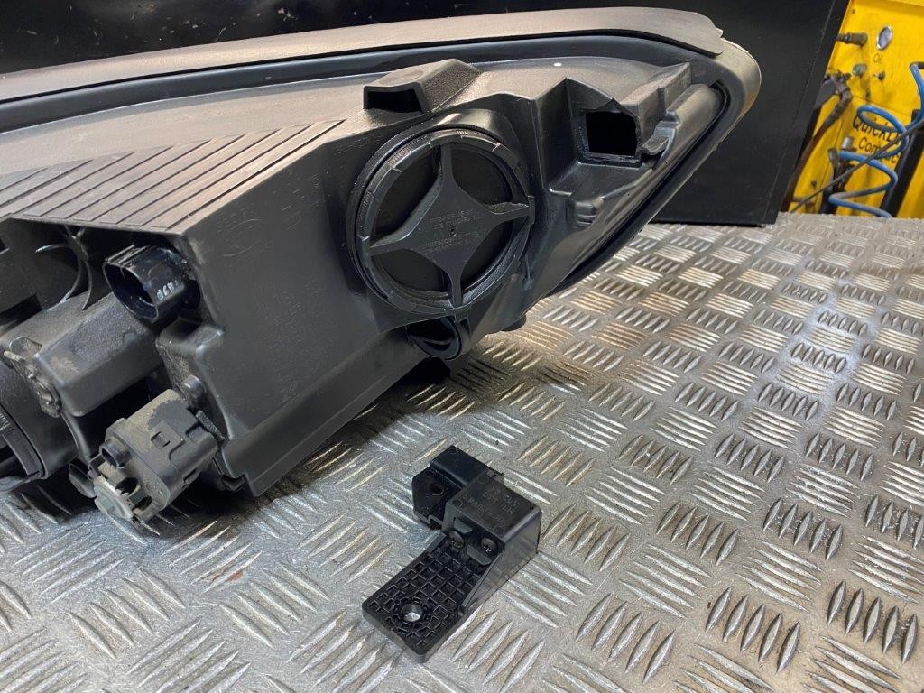 17-24 KIA STONIC N/S PASSENGER NEAR SIDE LED HEADLIGHT (BROKEN LUGS) - Thumbnail 7