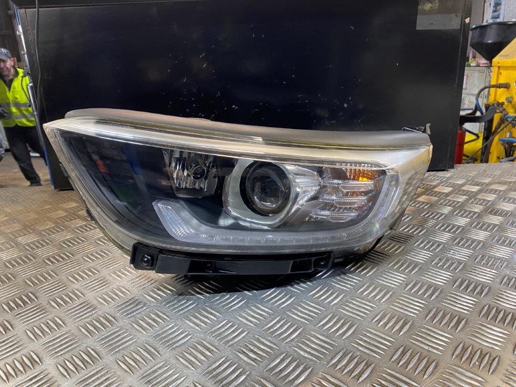 17-24 KIA STONIC N/S PASSENGER NEAR SIDE LED HEADLIGHT (BROKEN LUGS) - Thumbnail 2