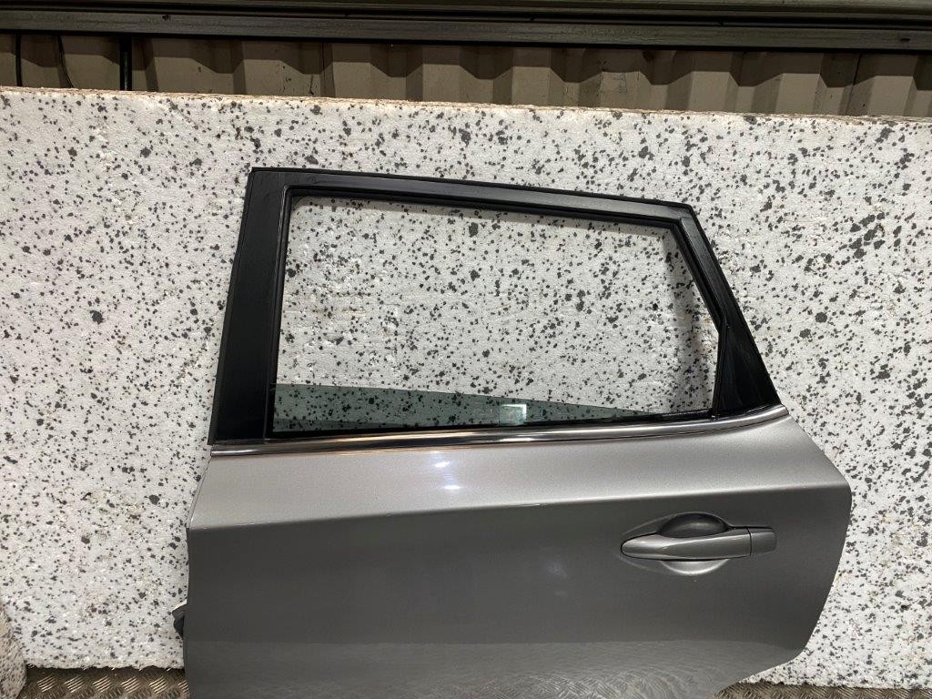 14-18 NISSAN PULSAR C13 PASSENGER NEAR SIDE REAR DOOR GREY PAINT K51 (SCRATCHED) - Thumbnail 4